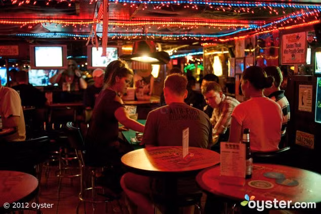 10. Nashville Waikiki (Hawaii - Mỹ) Nằm ở hòn đảo Honolulu thơ mộng, Nashville Waikiki luôn là sự lựa chọn số một khi đến Hawaii. Với âm nhạc sôi động, nhiều trò chơi vui nhộn, đồ uống ngon, quán bar này sẽ níu chân bất cứ du khách nào khi đặt chân đến nơi đây. 10. Nashville Waikiki (Hawaii - Mỹ) Nằm ở hòn đảo Honolulu thơ mộng, Nashville Waikiki luôn là sự lựa chọn số một khi đến Hawaii. Với âm nhạc sôi động, nhiều trò chơi vui nhộn, đồ uống ngon, quán bar này sẽ níu chân bất cứ du khách nào khi đặt chân đến nơi đây.