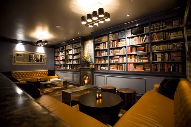 3. Library Bar (New York - Mỹ) Mở cửa vào năm 2000, Library Bar được thiết kế giống như một thư viện khổng lồ với hàng trăm đầu sách. Với lò sưởi và hệ thống chiếu sáng tạo cảm giác ấm áp, quầy bar này chắc chắn sẽ là điểm đến lý tưởng cho những ai yêu thích sự yên tĩnh trong ngày đông lạnh giá. 3. Library Bar (New York - Mỹ) Mở cửa vào năm 2000, Library Bar được thiết kế giống như một thư viện khổng lồ với hàng trăm đầu sách. Với lò sưởi và hệ thống chiếu sáng tạo cảm giác ấm áp, quầy bar này chắc chắn sẽ là điểm đến lý tưởng cho những ai yêu thích sự yên tĩnh trong ngày đông lạnh giá.