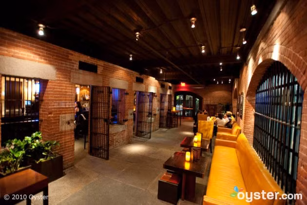 6. Alibi (Boston - Mỹ) Alibi Bar là quán bar có một không hai. Được làm từ một nhà tù bỏ đi, Alibi được coi là quán bar độc đáo bậc nhất thế giới. Mặc dù hơi bức bí và nóng nực nhưng thưởng thức đồ uống trong nhà tù cũng là cảm giác mà nhiều người muốn trải qua. 6. Alibi (Boston - Mỹ) Alibi Bar là quán bar có một không hai. Được làm từ một nhà tù bỏ đi, Alibi được coi là quán bar độc đáo bậc nhất thế giới. Mặc dù hơi bức bí và nóng nực nhưng thưởng thức đồ uống trong nhà tù cũng là cảm giác mà nhiều người muốn trải qua.