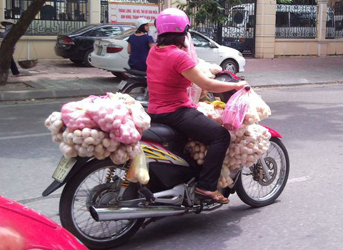 Chị ấy thật là dễ... vỡ. Ảnh: Phạm Hữu Tuyền