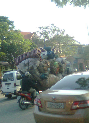 Chở hàng quá tải, chụp tại Hải Phòng. Ảnh: Nguyen Van Thang