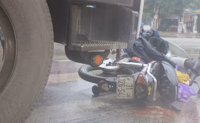 Nạn nhân được xác định là bà Nguyễn Thị Chung (37 tuổi, trú tại xã Tiến Thịnh, huyện Mê Linh, Hà Nội). Nạn nhân được xác định là bà Nguyễn Thị Chung (37 tuổi, trú tại xã Tiến Thịnh, huyện Mê Linh, Hà Nội).
