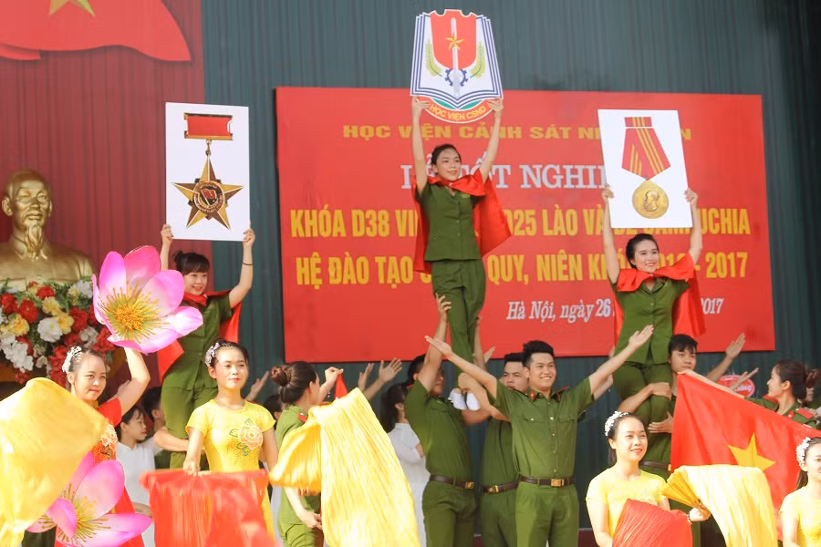 Tiết mục văn nghệ của Học viện Cảnh sát nhân dân trong lễ trao bằng tốt nghiệp cho 962 sinh viên Việt, Lào, Campuchia (Ảnh: Thùy Linh)