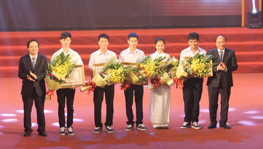 Chàng trai “vàng” Toán học quốc tế đam mê Lịch sử ảnh 2 Chàng trai “vàng” Toán học quốc tế đam mê Lịch sử ảnh 2