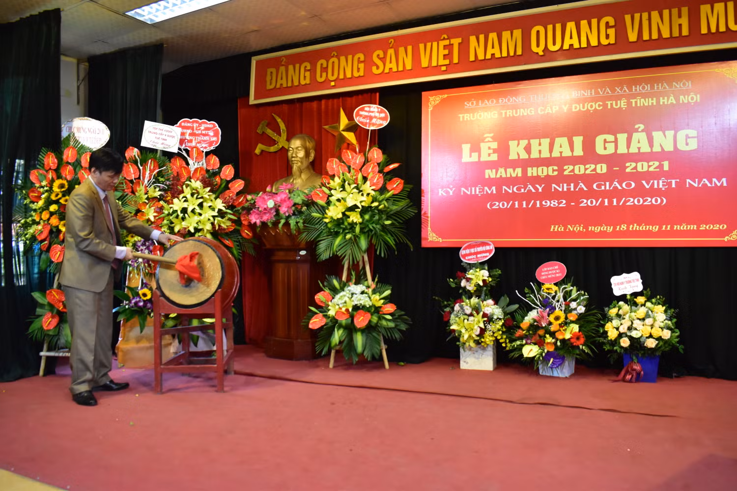 Phó Giáo sư, Tiến sĩ Phan Anh Tuấn, Hiệu trưởng nhà trường đánh trống khai giảng năm học mới. Ảnh: Đình Hùng Phó Giáo sư, Tiến sĩ Phan Anh Tuấn, Hiệu trưởng nhà trường đánh trống khai giảng năm học mới. Ảnh: Đình Hùng