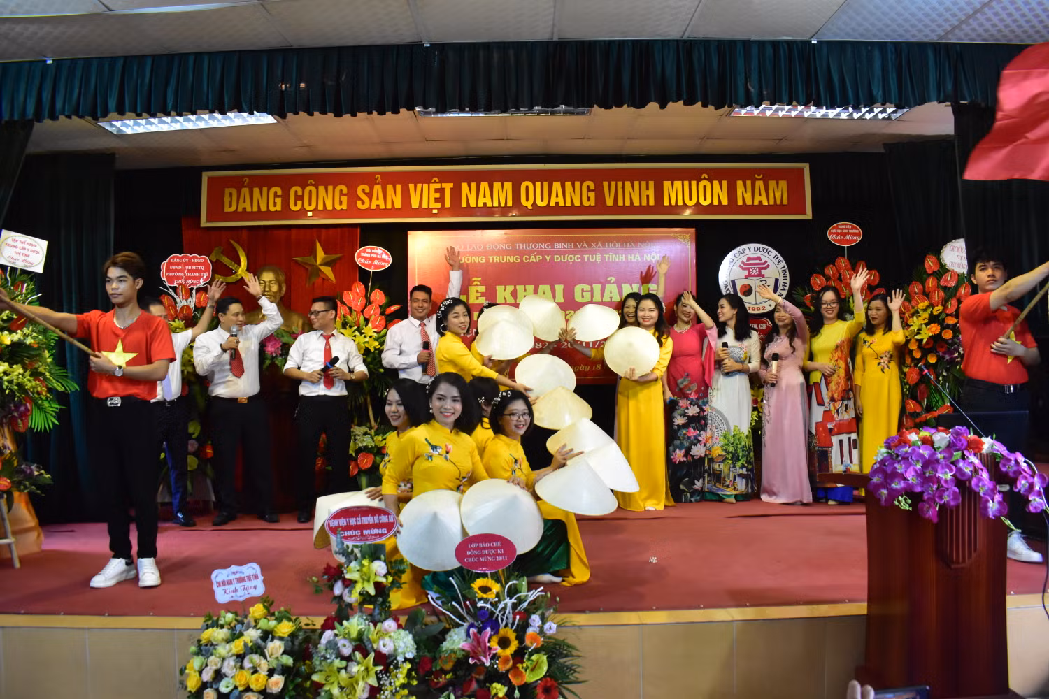 Tiết mục văn nghệ chào mừng buổi lễ. Tiết mục văn nghệ chào mừng buổi lễ.