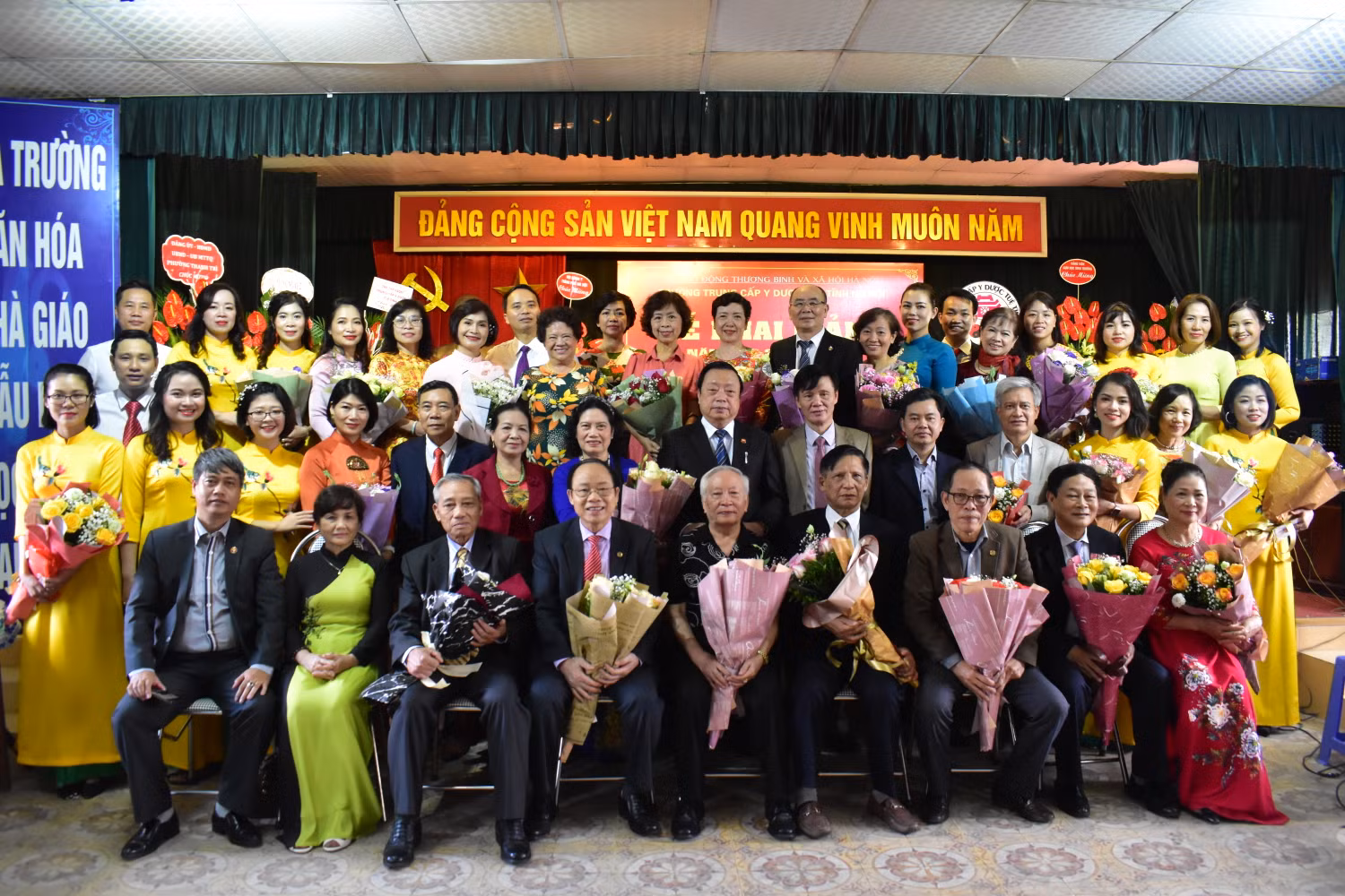 Tri ân các thế hệ giảng viên, giáo viên nhà trường. Ảnh: Đình Hùng Tri ân các thế hệ giảng viên, giáo viên nhà trường. Ảnh: Đình Hùng