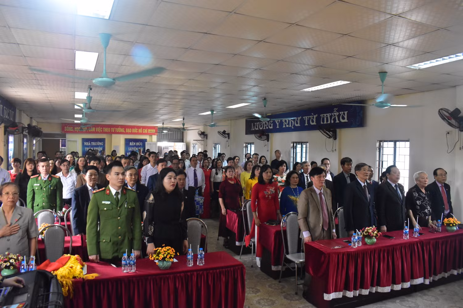 Các đại biểu tham dự làm lễ chào cờ. Ảnh: Đinh Hùng Các đại biểu tham dự làm lễ chào cờ. Ảnh: Đinh Hùng