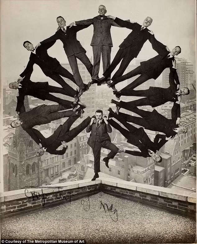 “Man on Rooftop with Eleven Men in Formation on His Shoulders”, năm 1930