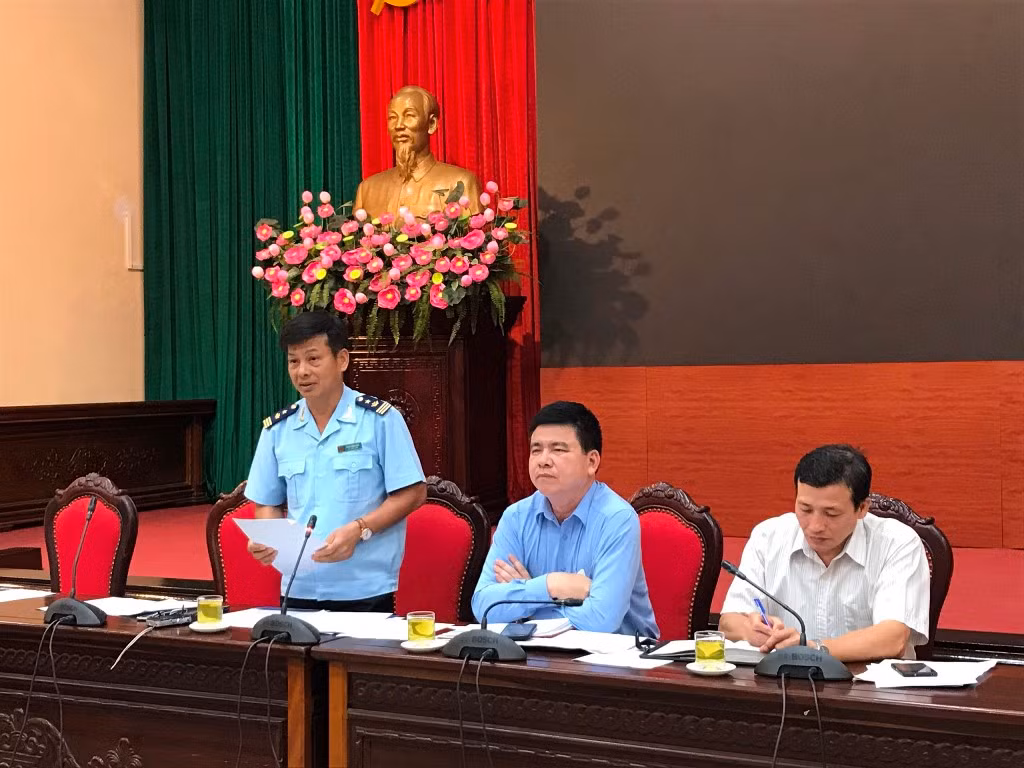 Phó Cục trưởng Cục Hải quan Thành phố Hà Nội Nguyễn Trường Giang thông tin tại cuộc họp. Ảnh: Đỗ Thơm