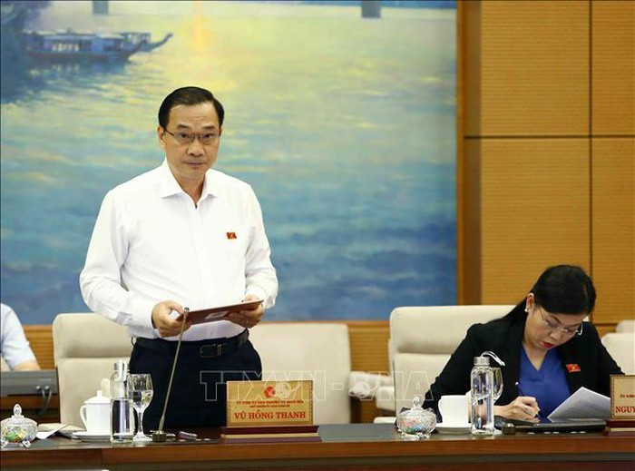 Chủ nhiệm Ủy ban Kinh tế của Quốc hội - ông Vũ Hồng Thanh trình bày báo cáo thẩm tra. Ảnh: TTXVN Chủ nhiệm Ủy ban Kinh tế của Quốc hội - ông Vũ Hồng Thanh trình bày báo cáo thẩm tra. Ảnh: TTXVN
