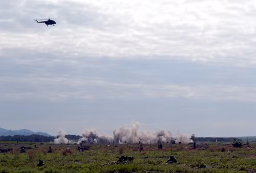 Máy bay trực thăng vũ trang bắn rocket tiêu diệt địch ở điểm cao 102 Máy bay trực thăng vũ trang bắn rocket tiêu diệt địch ở điểm cao 102