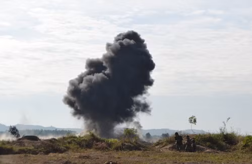 Sau loạt bom của biên đội Su-30, thao trường rung lên với những tiếng nổ vang trời và nhiều cột khói lớn Sau loạt bom của biên đội Su-30, thao trường rung lên với những tiếng nổ vang trời và nhiều cột khói lớn