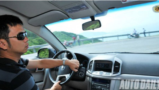 4. Trước khi chuyển làn đường, bạn nên nhìn vào tất cả các kính chiếu hậu và xoay đầu qua vai để kiểm tra các xe xung quanh. Nên nhớ là khi xoay đầu như vậy, bạn chỉ cần nhìn liếc qua chứ đừng nhìn quá chăm chú, bởi vì bạn có thể đâm vào xe phía trước.