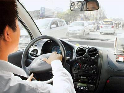 3. Hãy nhìn càng xa càng tốt, dù bạn không thể nhìn thấy tất cả chi tiết. Đặc biệt lưu ý đến tín hiệu đèn và hướng di chuyển của các xe phía trước. Điều này sẽ giúp bạn phản ứng tốt hơn.