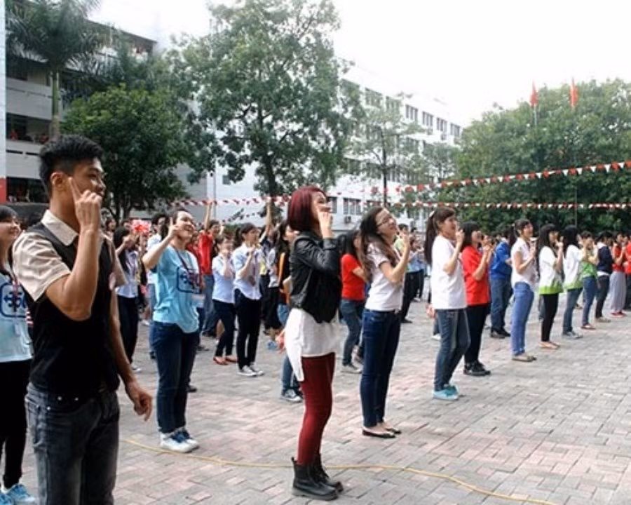 Dù đã gần 12h trưa nhưng sau khi kết thúc tiết học cuối cùng, khoảng 300 sinh viên ĐH Ngoại thương vẫn nán lại sân trường để cùng nhau thể hiện tiết mục nhảy flashmob mừng Ngày nhà giáo Việt Nam 20/11. >>Chân dung Bộ trưởng Giáo dục và Đào tạo qua các thời kỳ >> Những tấm thiệp đầy ý nghĩa mừng ngày nhà giáo Việt Nam Những hình ảnh xúc động về "lớp học tật nguyền" của bà lão 80 tuổi Những hình ảnh xúc động... "Mẹ hiền của chúng con" Chùm ảnh: "Phiêu" cùng xe tự chế độc nhất vô nhị của học trò vùng cao Những bức ảnh đen trắng quý hiếm về học sinh thời chiến >>Phát sốt vì 4 nữ giáo viên xinh đẹp Dù đã gần 12h trưa nhưng sau khi kết thúc tiết học cuối cùng, khoảng 300 sinh viên ĐH Ngoại thương vẫn nán lại sân trường để cùng nhau thể hiện tiết mục nhảy flashmob mừng Ngày nhà giáo Việt Nam 20/11. >>Chân dung Bộ trưởng Giáo dục và Đào tạo qua các thời kỳ >> Những tấm thiệp đầy ý nghĩa mừng ngày nhà giáo Việt Nam Những hình ảnh xúc động về "lớp học tật nguyền" của bà lão 80 tuổi Những hình ảnh xúc động... "Mẹ hiền của chúng con" Chùm ảnh: "Phiêu" cùng xe tự chế độc nhất vô nhị của học trò vùng cao Những bức ảnh đen trắng quý hiếm về học sinh thời chiến >>Phát sốt vì 4 nữ giáo viên xinh đẹp