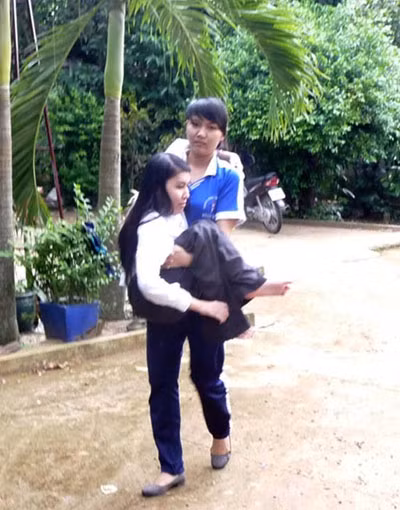 10 năm qua An cõng chị đến trường.