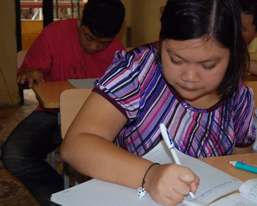 Những ngày hè nóng như đổ lửa hay mùa đông rét mướt, bà và học sinh đều đến trường, không bỏ một buổi học nào. Lớp học bắt đầu vào 8h sáng, kết thúc vào 10h30 mỗi ngày, từ thứ 2 đến thứ 6. Những hình ảnh xúc động... "Mẹ hiền của chúng con" Chùm ảnh: Ước mơ của trẻ thơ qua tranh vẽ Chùm ảnh: "Phiêu" cùng xe tự chế độc nhất vô nhị của học trò vùng cao Những bức ảnh đen trắng quý hiếm về học sinh thời chiến