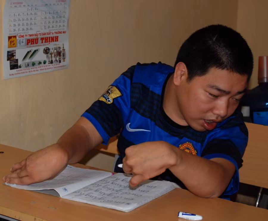 Phương châm của bà là "dạy" phải đi liền với "dỗ", điều đó đã giúp bà ở bên cạnh các em suốt 15 năm qua. Những hình ảnh xúc động... "Mẹ hiền của chúng con" Chùm ảnh: Ước mơ của trẻ thơ qua tranh vẽ Chùm ảnh: "Phiêu" cùng xe tự chế độc nhất vô nhị của học trò vùng cao Những bức ảnh đen trắng quý hiếm về học sinh thời chiến