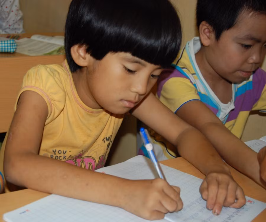 Ngày 15/11, lớp học tình thương đón nhận thêm 1 học sinh, hiện nay cả lớp có 16 cháu. Các em đều thuộc dạng khuyết tật như trẻ em câm, điếc bẩm sinh, có trẻ em tự kỷ, bị bệnh down. Trong lớp có 2 cháu thành tích nổi trội: cháu Đỗ Kim Thúy (23 tuổi) bị liệt nửa người viết chữ rất đẹp, cháu Lưu Hồng Dương (30 tuổi, học 14 năm nay tại lớp) đọc được báo một cách trôi chảy. Những hình ảnh xúc động... "Mẹ hiền của chúng con" Chùm ảnh: Ước mơ của trẻ thơ qua tranh vẽ Chùm ảnh: "Phiêu" cùng xe tự chế độc nhất vô nhị của học trò vùng cao Những bức ảnh đen trắng quý hiếm về học sinh thời chiến