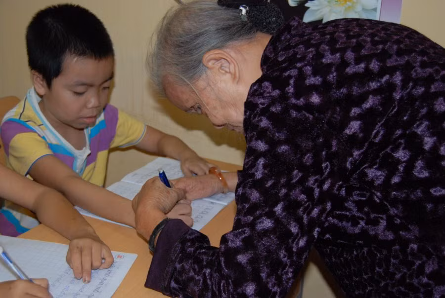 Lớp học tình thương nằm ngay trong Trường THCS An Dương, Tây Hồ, Hà Nội. Những hình ảnh xúc động... "Mẹ hiền của chúng con" Chùm ảnh: Ước mơ của trẻ thơ qua tranh vẽ Chùm ảnh: "Phiêu" cùng xe tự chế độc nhất vô nhị của học trò vùng cao Những bức ảnh đen trắng quý hiếm về học sinh thời chiến
