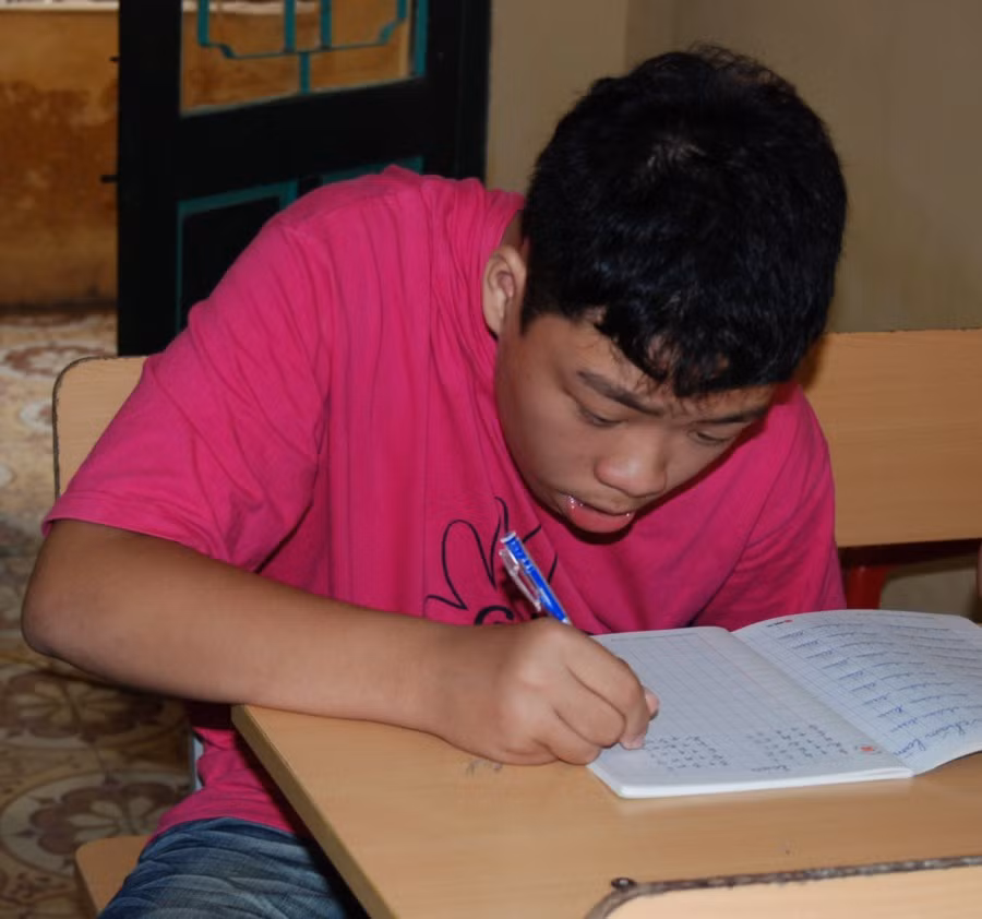 Lớp học 15 năm qua có nhiều học sinh thuộc nhóm khuyết tật khác nhau, lứa tuổi khác nhau, thời gian nhập học khác nhau nên bà thường phân lớp ra thành nhiều nhóm, mỗi nhóm khoảng 2-3 học sinh để dạy. Những hình ảnh xúc động... "Mẹ hiền của chúng con" Chùm ảnh: Ước mơ của trẻ thơ qua tranh vẽ Chùm ảnh: "Phiêu" cùng xe tự chế độc nhất vô nhị của học trò vùng cao Những bức ảnh đen trắng quý hiếm về học sinh thời chiến