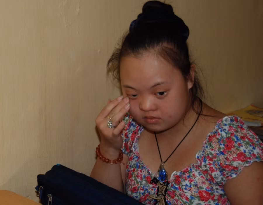 Bà Hồ Hương Nam chia sẻ, dạy học sinh bình thường cấp tiểu học đã vất vả nhưng dạy học sinh khuyết tật còn vất vả hơn nhiều lần. Để dạy cho các cháu một chữ O cũng phải mất đến 3 tháng. Những hình ảnh xúc động... "Mẹ hiền của chúng con" Chùm ảnh: Ước mơ của trẻ thơ qua tranh vẽ Chùm ảnh: "Phiêu" cùng xe tự chế độc nhất vô nhị của học trò vùng cao Những bức ảnh đen trắng quý hiếm về học sinh thời chiến