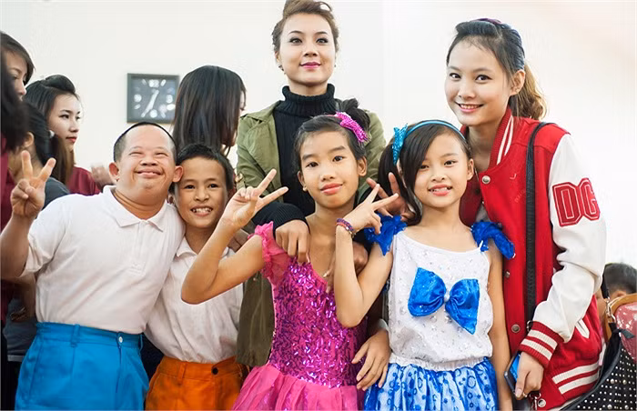 Các em nhỏ ở làng trẻ Hữu Nghị rất vui mừng khi được cùng các hoa khôi sinh viên tham gia các trò chơi. >>Những hotgirl xinh đẹp làm điên đảo cư dân mạng Những nữ sinh đẹp mê hồn giữa đầm sen >>Phát sốt vì vẻ đẹp baby của cô giáo tương lai >>So độ siêu kute của những nữ sinh đình đám nhất Thủ đô >>Phát sốt vì 4 nữ giáo viên xinh đẹp >>Cư dân mạng "điên đảo" vì nhan sắc nữ sinh Trương Tân Uyển >>Hoa khôi ĐH Thương Mại 2012 duyên dáng áo dài
