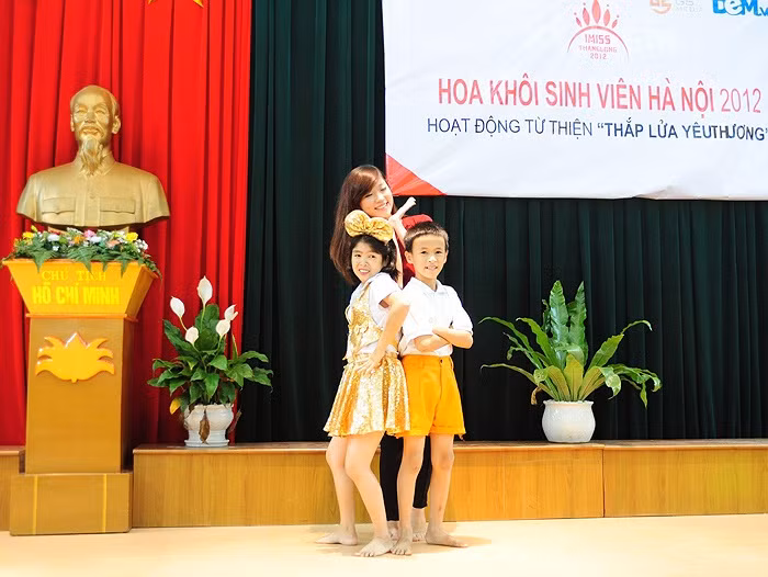 >>Những hotgirl xinh đẹp làm điên đảo cư dân mạng Những nữ sinh đẹp mê hồn giữa đầm sen >>Phát sốt vì vẻ đẹp baby của cô giáo tương lai >>So độ siêu kute của những nữ sinh đình đám nhất Thủ đô >>Phát sốt vì 4 nữ giáo viên xinh đẹp >>Cư dân mạng "điên đảo" vì nhan sắc nữ sinh Trương Tân Uyển >>Hoa khôi ĐH Thương Mại 2012 duyên dáng áo dài