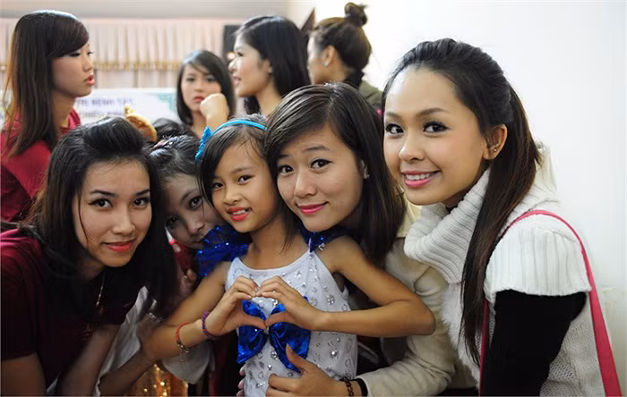 Hoa khôi sinh viên Hà Nội khoe những bộ trang phục giấy tự chế có sự giúp sức của các em nhỏ. >>Những hotgirl xinh đẹp làm điên đảo cư dân mạng Những nữ sinh đẹp mê hồn giữa đầm sen >>Phát sốt vì vẻ đẹp baby của cô giáo tương lai >>So độ siêu kute của những nữ sinh đình đám nhất Thủ đô >>Phát sốt vì 4 nữ giáo viên xinh đẹp >>Cư dân mạng "điên đảo" vì nhan sắc nữ sinh Trương Tân Uyển >>Hoa khôi ĐH Thương Mại 2012 duyên dáng áo dài