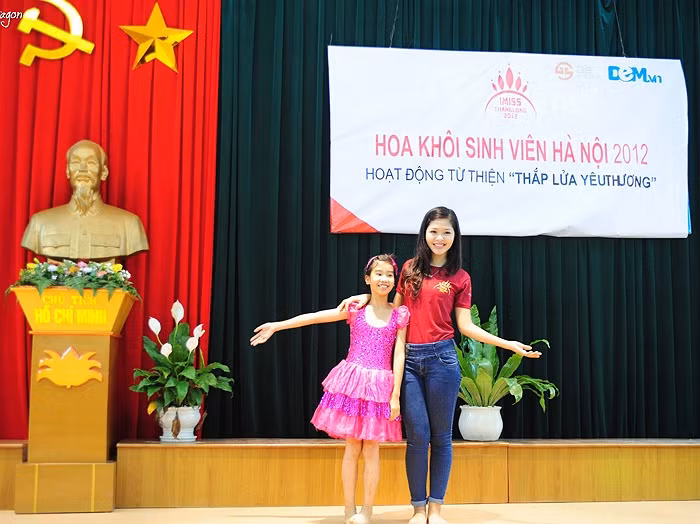Tự tin cùng thể hiện trên sân khấu. >>Những hotgirl xinh đẹp làm điên đảo cư dân mạng Những nữ sinh đẹp mê hồn giữa đầm sen >>Phát sốt vì vẻ đẹp baby của cô giáo tương lai >>So độ siêu kute của những nữ sinh đình đám nhất Thủ đô >>Phát sốt vì 4 nữ giáo viên xinh đẹp >>Cư dân mạng "điên đảo" vì nhan sắc nữ sinh Trương Tân Uyển >>Hoa khôi ĐH Thương Mại 2012 duyên dáng áo dài