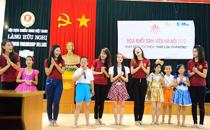 >>Những hotgirl xinh đẹp làm điên đảo cư dân mạng Những nữ sinh đẹp mê hồn giữa đầm sen >>Phát sốt vì vẻ đẹp baby của cô giáo tương lai >>So độ siêu kute của những nữ sinh đình đám nhất Thủ đô >>Phát sốt vì 4 nữ giáo viên xinh đẹp >>Cư dân mạng "điên đảo" vì nhan sắc nữ sinh Trương Tân Uyển >>Hoa khôi ĐH Thương Mại 2012 duyên dáng áo dài