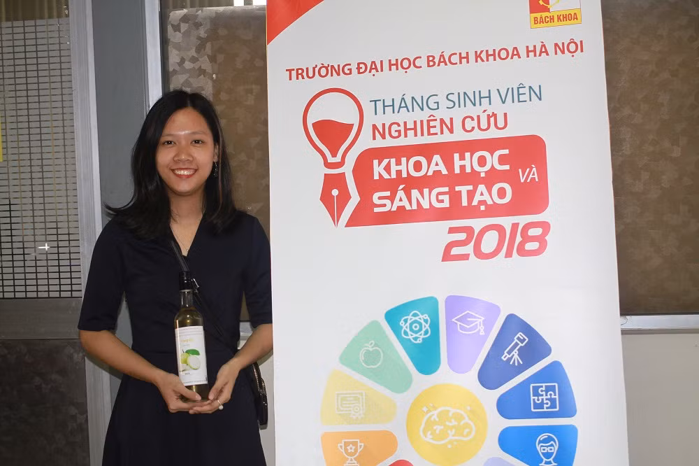 Khi tham gia hội nghị Sinh viên nghiên cứu khoa học lần thứ 35, Uyên Phương mang đến sản phẩm là rượu vang ổi do chính Phương tự sản xuất. (Ảnh: Linh Hương) Khi tham gia hội nghị Sinh viên nghiên cứu khoa học lần thứ 35, Uyên Phương mang đến sản phẩm là rượu vang ổi do chính Phương tự sản xuất. (Ảnh: Linh Hương)