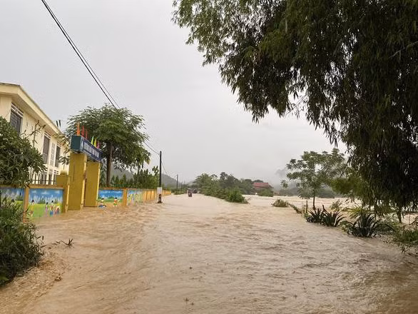 Tuyến đường xã Tân Vinh, huyện Lương Sơn, tỉnh Hòa Bình bị ngập sâu ngày 8/9/2022. Tuyến đường xã Tân Vinh, huyện Lương Sơn, tỉnh Hòa Bình bị ngập sâu ngày 8/9/2022.