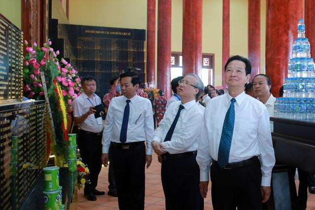 Nguyên Thủ tướng Nguyễn Tấn Dũng; nguyên Thường trực Ban Bí thư Trần Quốc Vượng thăm khu vực khắc tên các liệt sĩ hy sinh trên địa bàn Phú Quốc - Ảnh: VGP/Đình Nam