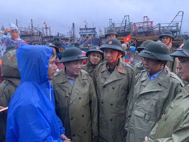 Phó Thủ tướng kiểm tra khu neo đậu tàu thuyền, động viên ngư dân tại cảng cá Triệu An, Triệu Phong, Quảng Trị. Ảnh: VGP/Đức Tuân