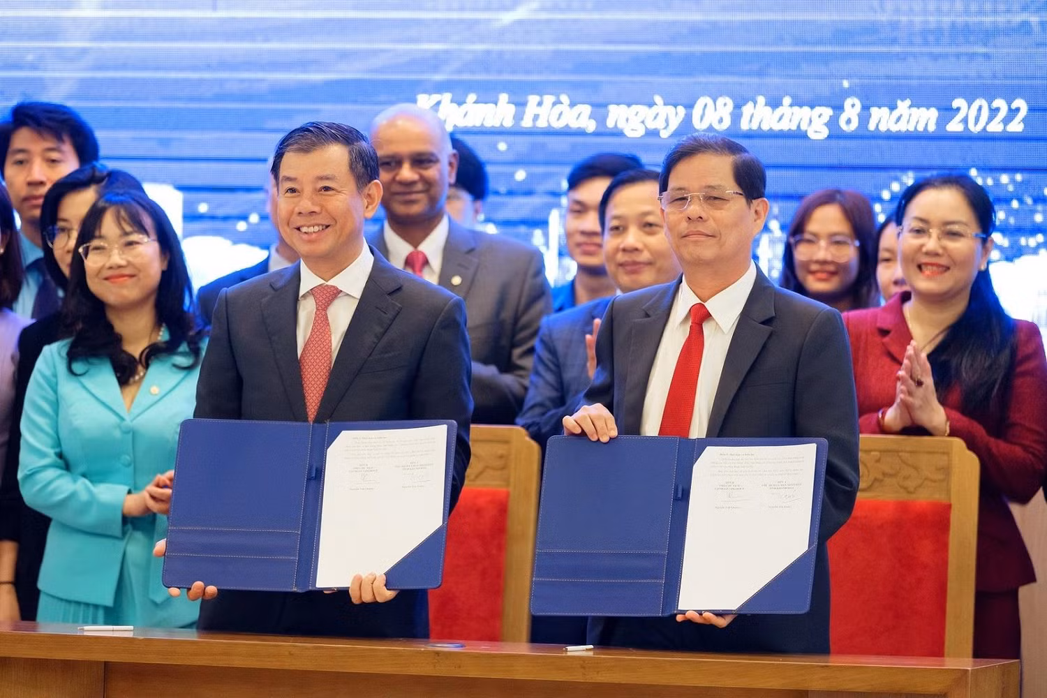 Đại diện Ủy ban nhân dân tỉnh Khánh Hòa và lãnh đạo Tập đoàn Vingroup ký thỏa thuận hợp tác triển khai chương trình “Người dân Khánh Hòa nói tiếng Anh”.