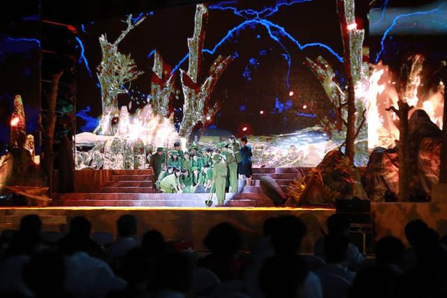Một cảnh trong vở kịch ngắn “Những bông hoa bất tử” tái hiện lại cuộc sống, chiến đấu của các nữ thanh niên xung phong ngã ba Đồng Lộc – Ảnh: VGP/Đình Nam