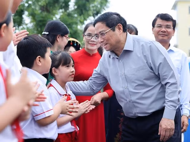 Thủ tướng thăm hỏi các em học sinh Trường Tiểu học Nguyễn Du. Ảnh: VGP/Nhật Bắc Thủ tướng thăm hỏi các em học sinh Trường Tiểu học Nguyễn Du. Ảnh: VGP/Nhật Bắc