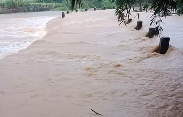 Mưa lũ khiến nhiều địa phương thuộc các huyện miền núi của Thanh Hóa bị chia cắt. Mưa lũ khiến nhiều địa phương thuộc các huyện miền núi của Thanh Hóa bị chia cắt.
