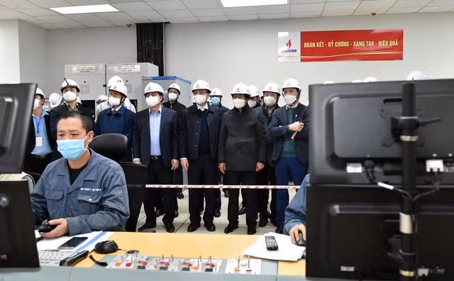 Phó Thủ tướng theo dõi việc đốt lửa lần đầu tổ máy số 1 nhà Nhà điều hành trung tâm - Ảnh VGP/Đức Tuân