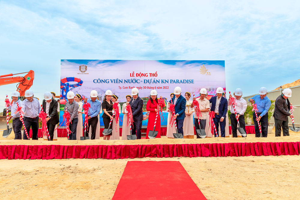 Đại diện chủ đầu tư cùng các đối tác động thổ Công viên nước tại dự án KN Paraside