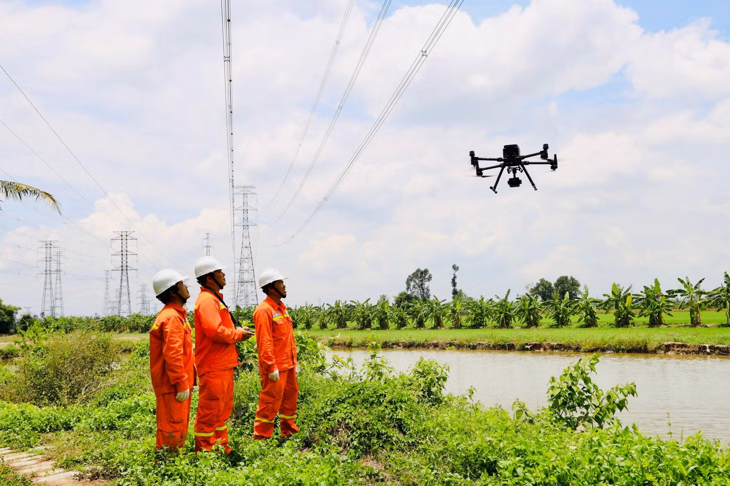Sử dụng flycam trong quản lý vận hành đường dây