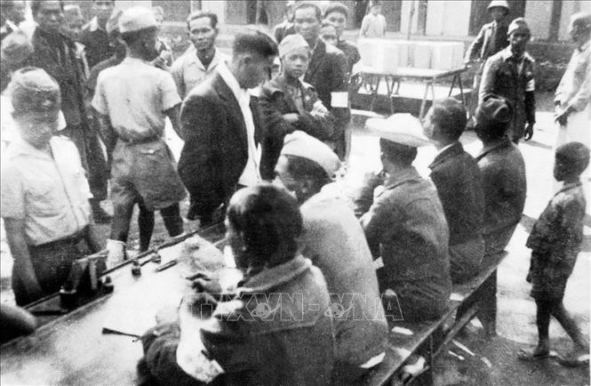 Khu vực bỏ phiếu trong ngày Tổng tuyển cử 6/1/1946. Ảnh: Tư liệu TTXVN Khu vực bỏ phiếu trong ngày Tổng tuyển cử 6/1/1946. Ảnh: Tư liệu TTXVN