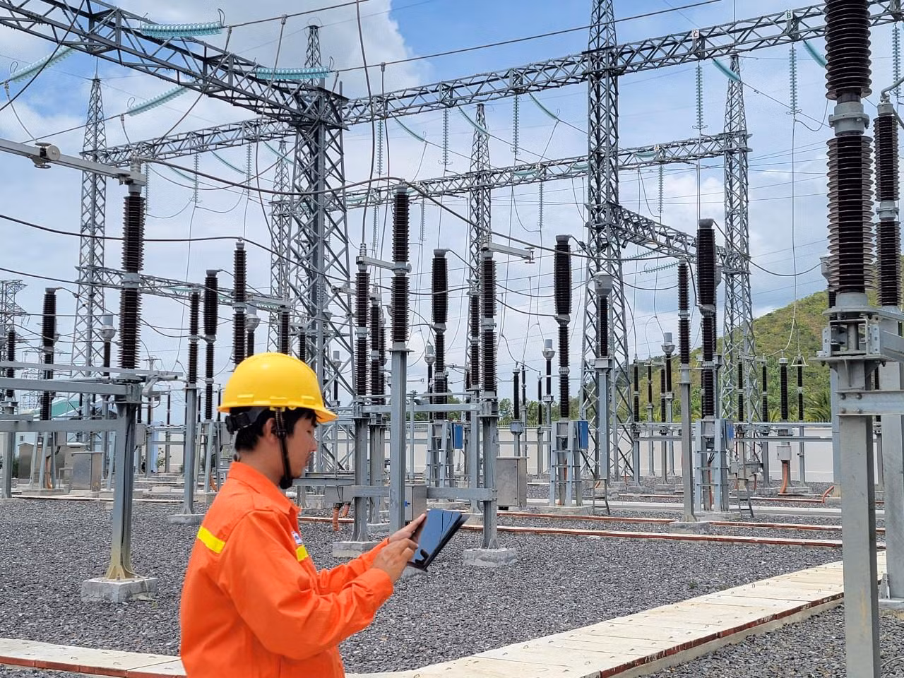 Dùng thiết bị di động kiểm tra thiết bị trạm biến áp