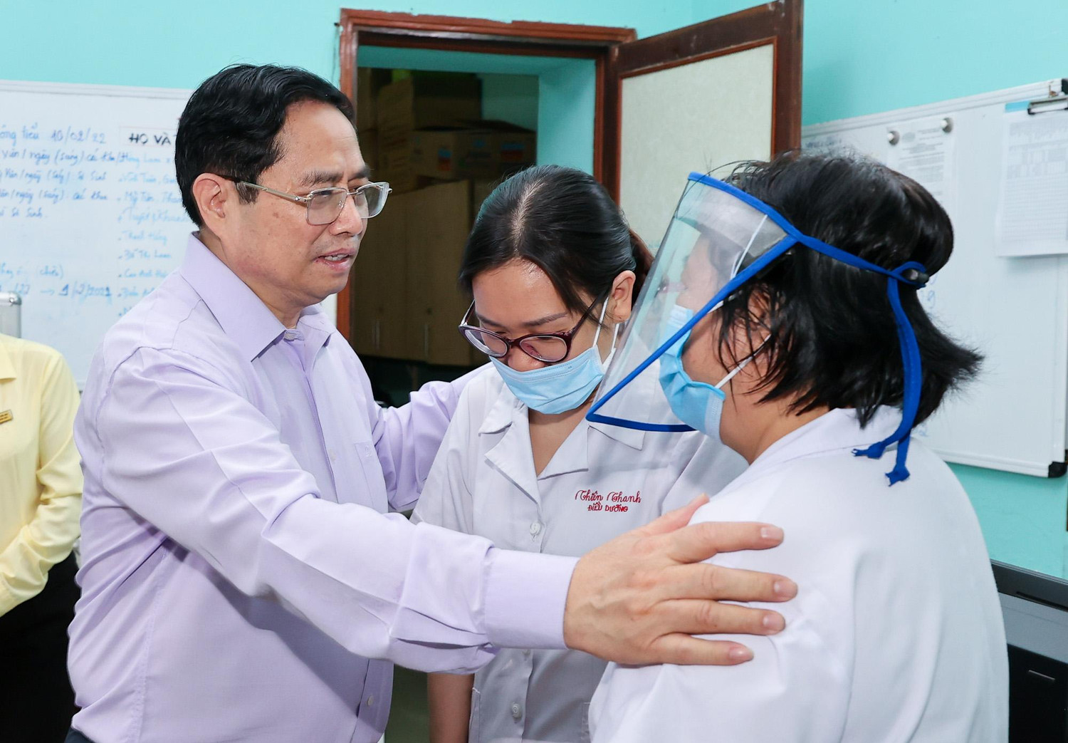 Thủ tướng bày tỏ xúc động, cảm ơn và hoan nghênh đội ngũ cán bộ, nhân viên của Trung tâm đã hết lòng chăm sóc các cháu có hoàn cảnh đặc biệt - Ảnh: VGP/Nhật Bắc