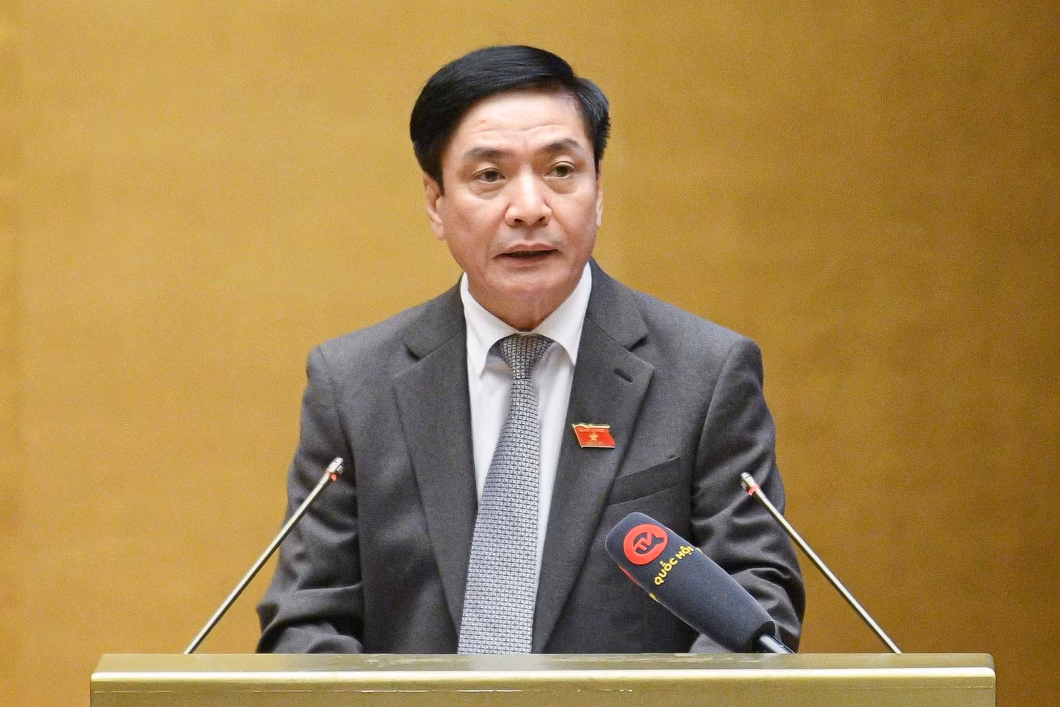 Tổng Thư ký Quốc hội, Chủ nhiệm Văn phòng Quốc hội Bùi Văn Cường báo cáo đánh giá kết quả thực hiện Chương trình giám sát của Quốc hội, Ủy ban Thường vụ Quốc hội năm 2022 và triển khai Chương trình giám sát năm 2023. (Ảnh: Quochoi.vn)