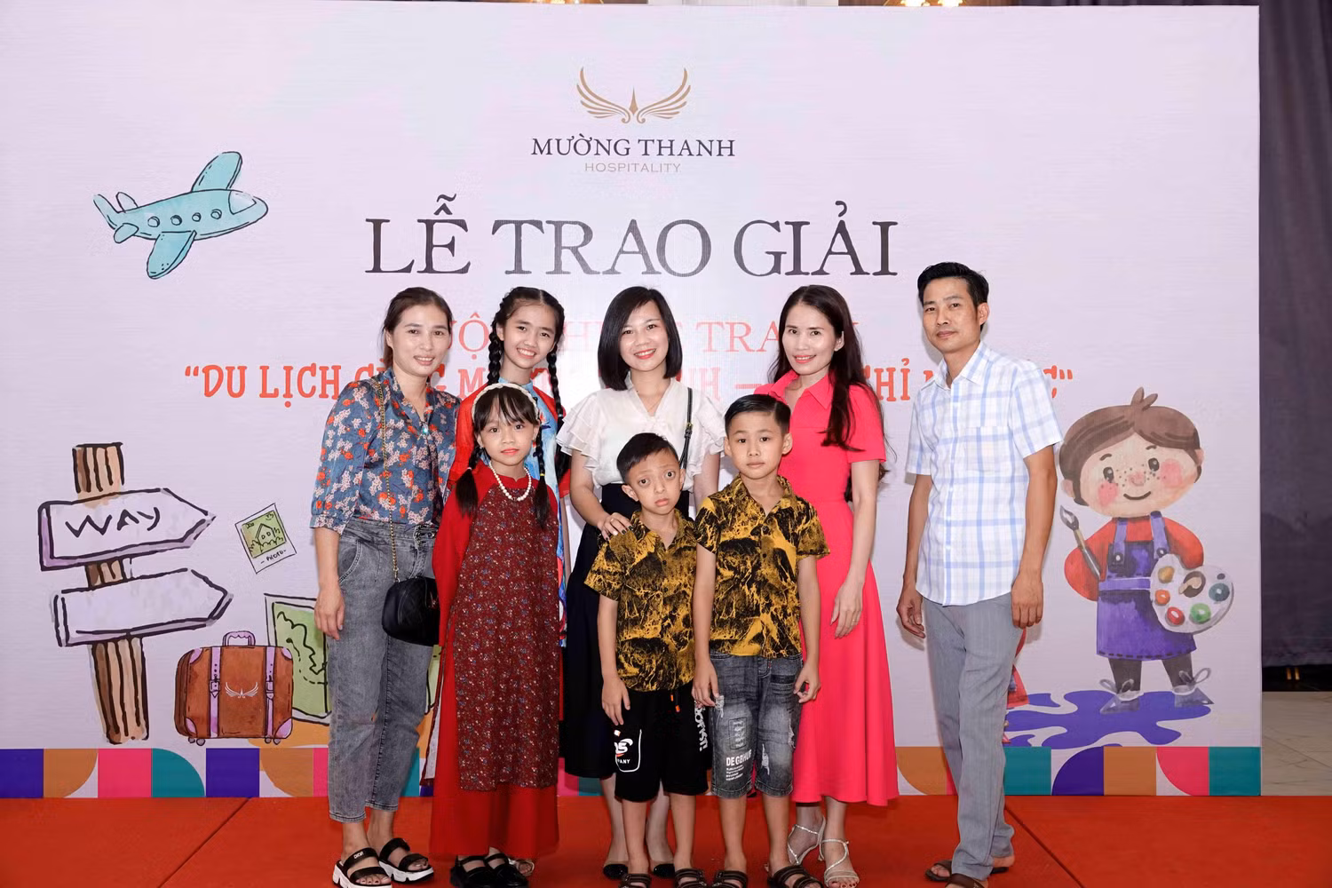 Các gia đình chụp ảnh lưu niệm trong buổi lễ trao giải