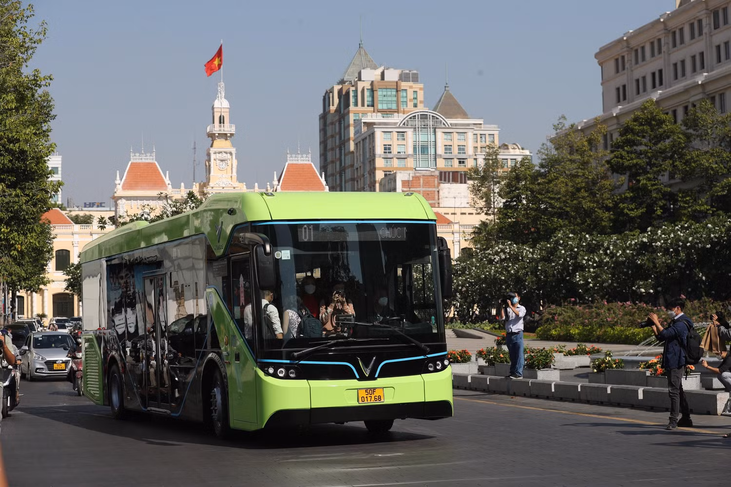Xe buýt điện VinBus chạy trên đường phố TP.HCM, chính thức phục vụ người dân từ 09/03/2022. Xe buýt điện VinBus chạy trên đường phố TP.HCM, chính thức phục vụ người dân từ 09/03/2022.