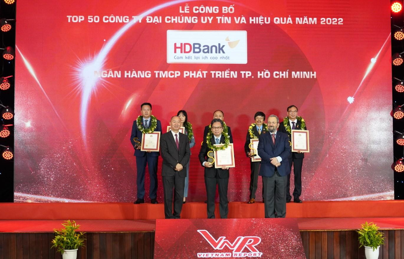 Ông Trần Hoài Phương – giám đốc Khối Khách hàng doanh nghiệp của HDBank (đứng giữa) đại diện Ngân hàng nhận giải Top Công ty đại chúng uy tín và hiệu quả năm 2022 Ông Trần Hoài Phương – giám đốc Khối Khách hàng doanh nghiệp của HDBank (đứng giữa) đại diện Ngân hàng nhận giải Top Công ty đại chúng uy tín và hiệu quả năm 2022